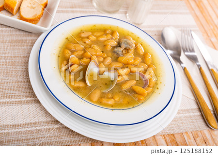 Stewed white beans with clams, spanish cuisine Stewed white beans with clams, spanish cuisine 125188152