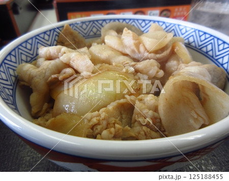 牛丼チェーン店で食べる昼食の豚丼 125188455