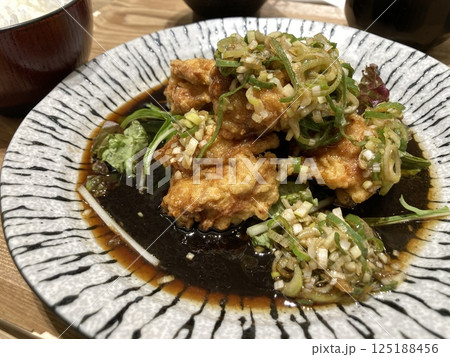 伊丹空港で食べる「油淋鶏定食」 125188456