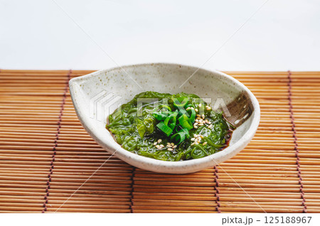 薬味をのせたメカブ 薬味をのせたメカブ 125188967