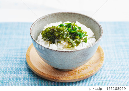 ご飯にのせためかぶ ご飯にのせためかぶ 125188969