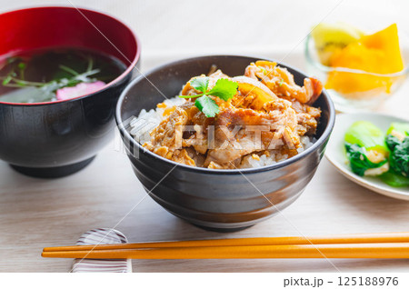 豚とじ丼 豚とじ丼 125188976