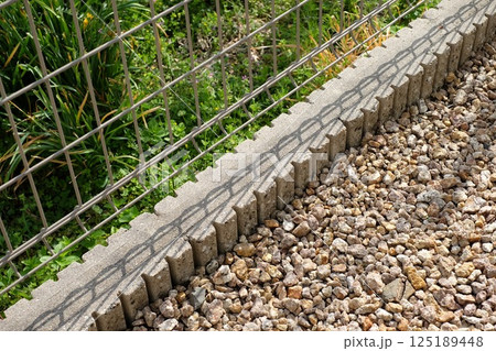 境界線ブロック 境界線フェンス 境界線ブロック 境界線フェンス 125189448