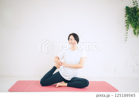 ヨガをするミドルの女性 125189565
