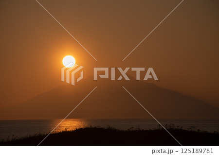 夕陽と利尻富士のシルエット 夕陽と利尻富士のシルエット 125189781