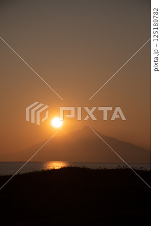 利尻富士の陰に沈む夕陽 125189782