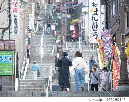伊香保温泉　石段街の風景 125190545
