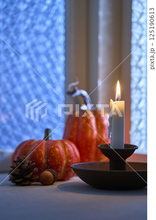夜の窓辺に飾り付けられたハロウィンイメージ 125190613