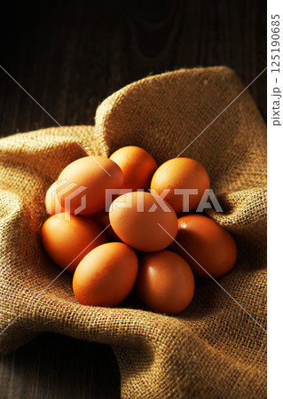 新鮮な卵(赤玉) 125190685