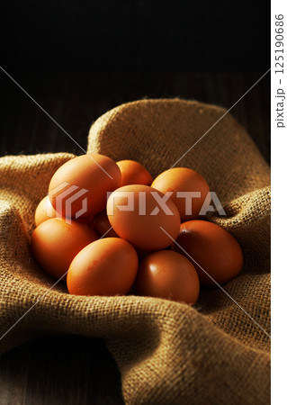 新鮮な卵(赤玉) 125190686