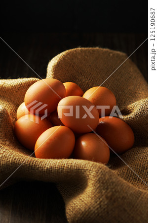 新鮮な卵(赤玉) 125190687