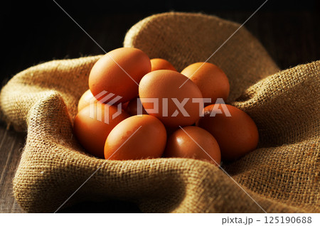 新鮮な卵(赤玉) 新鮮な卵(赤玉) 125190688