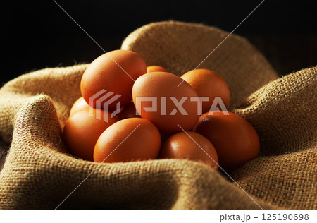 新鮮な卵(赤玉) 新鮮な卵(赤玉) 125190698