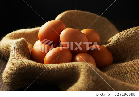 新鮮な卵(赤玉) 125190699