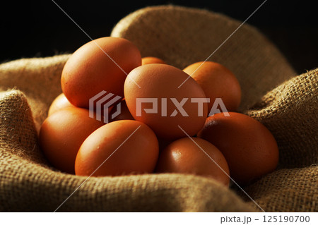 新鮮な卵(赤玉) 125190700