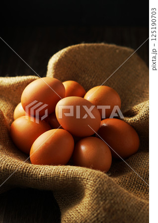 新鮮な卵(赤玉) 125190703