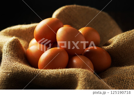 新鮮な卵(赤玉) 125190718