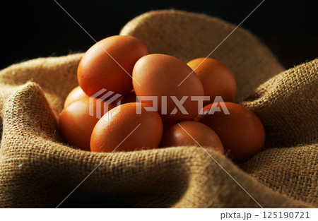 新鮮な卵(赤玉) 125190721