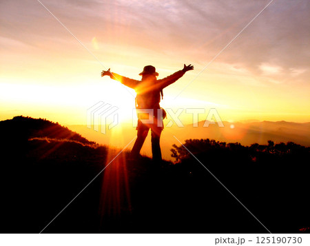 稜線の夜明けを迎える登山者 稜線の夜明けを迎える登山者 125190730