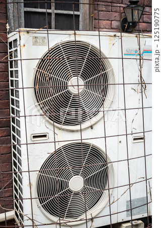 ビルの壁面に設置された室外機 125190775