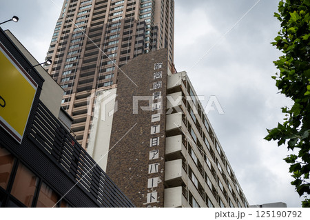 ビルの谷間にそびえる高層ビル ビルの谷間にそびえる高層ビル 125190792