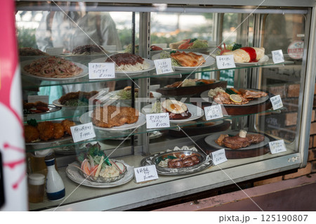 飲食店店頭のメニュー食品サンプル 125190807