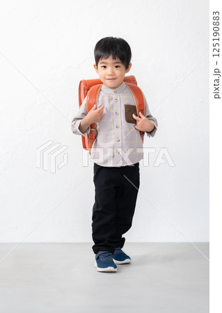 ランドセルを背負う5歳の男の子 125190883