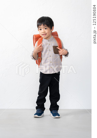 ランドセルを背負う5歳の男の子 125190884