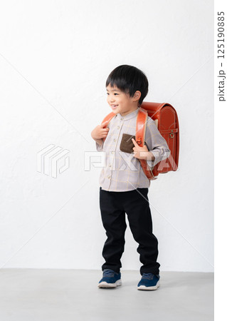 ランドセルを背負う5歳の男の子 125190885