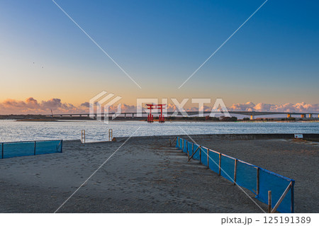 浜松市にある日の出後の弁天島の赤い鳥居の風景(静岡県) 浜松市にある日の出後の弁天島の赤い鳥居の風景(静岡県) 125191389