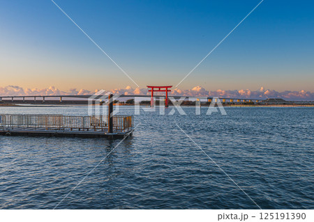 浜松市にある日の出後の弁天島の赤い鳥居の風景(静岡県) 125191390