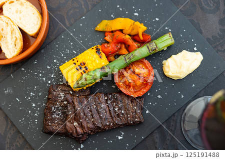 Entrana Argentinean skirt steak, grilled beef with asparagus, corn and tomato 125191488