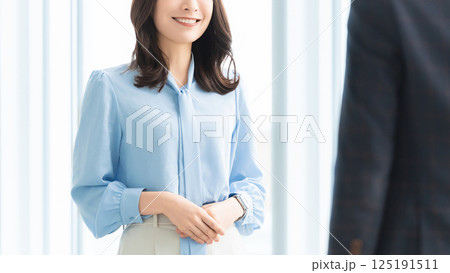 挨拶をする男女2人のビジネスマン 挨拶をする男女2人のビジネスマン 125191511