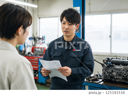 お客様対応する整備士 125191538