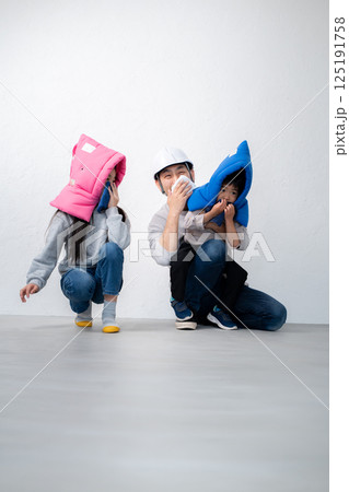 避難訓練をする男性教師と子供たち 避難訓練をする男性教師と子供たち 125191758