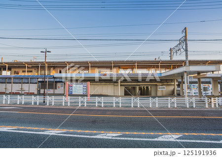 浜松市にある日の出後のJR弁天島駅の風景(静岡県) 浜松市にある日の出後のJR弁天島駅の風景(静岡県) 125191936