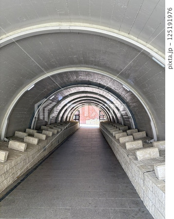 浅草隅田川にかかる吾妻橋の地下通路 浅草隅田川にかかる吾妻橋の地下通路 125191976
