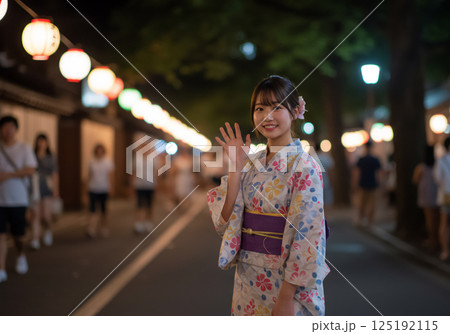 浴衣で手を振る女性 125192115