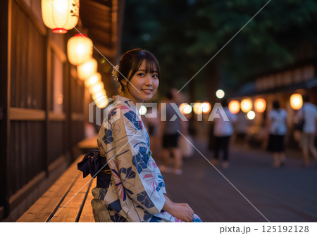 ベンチで一休みしている女性 125192128