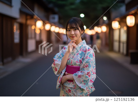 浴衣で考える女性 125192136