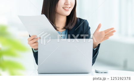 笑顔で対話をする女性・ビジネスウーマン 125192378