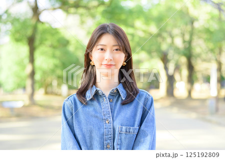 公園で微笑む若い女性 公園で微笑む若い女性 125192809