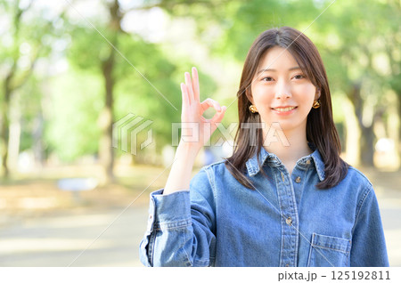OKポーズをする若い女性 OKポーズをする若い女性 125192811