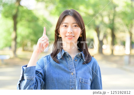 指をさす若い女性 指をさす若い女性 125192812
