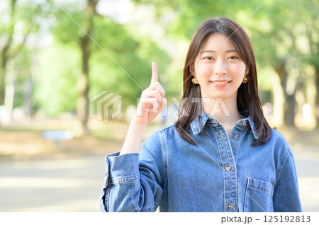 指をさす若い女性 指をさす若い女性 125192813