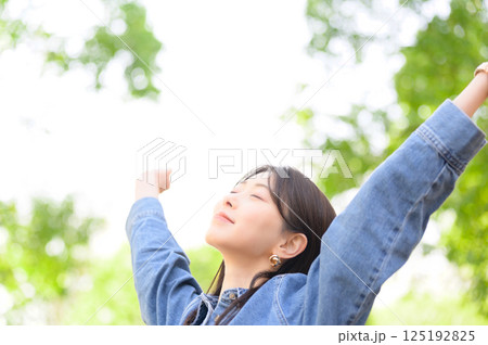 森林浴をする若い女性 125192825