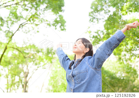 森林浴をする若い女性 森林浴をする若い女性 125192826