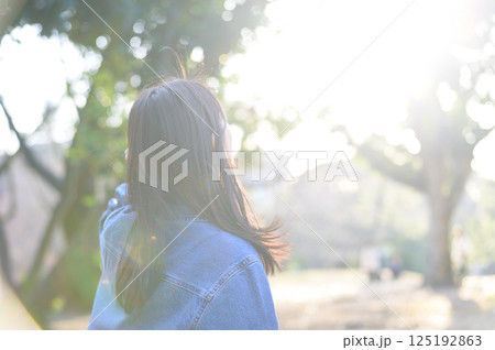 逆光で撮った若い女性 逆光で撮った若い女性 125192863