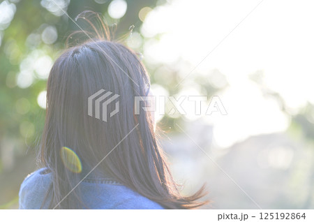 逆光で撮った若い女性 125192864
