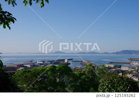 愛媛県四国中央市 城山公園から川之江港・荘内半島方面を望む 愛媛県四国中央市 城山公園から川之江港・荘内半島方面を望む 125193262